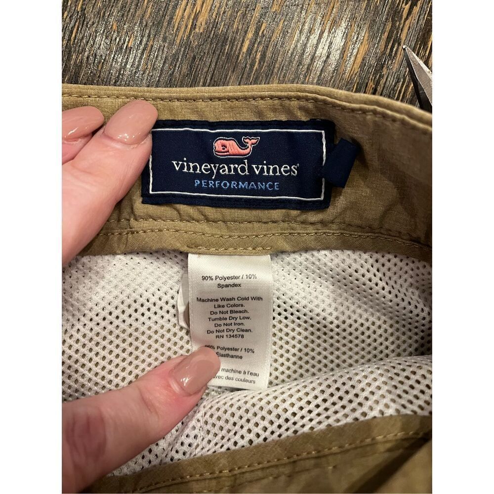 Vineyard Vines The Breaker Performance Shorts in Tan sz 32 EUC - Picture 5 of 6